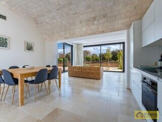 foto immobile Elegante Villa con Piscina e Dependance in Trulli a Ostuni n. 7