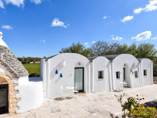 foto immobile Borgo di Trulli Autentico, con piscina, ad Ostuni n. 4