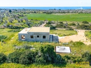 foto immobile Caratteristica villa a rustico con piscina, vista mare,  in vendita a Torre Vado n. 4