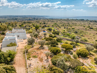 foto immobile Raffinata Villa Vista Mare con Dependance e Giardino Mediterraneo n. 2