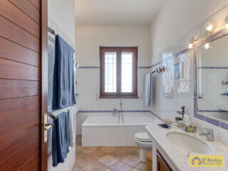 foto immobile Raffinata Villa Vista Mare con Dependance e Giardino Mediterraneo n. 20