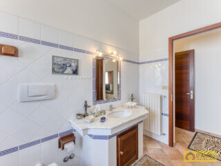 foto immobile Raffinata Villa Vista Mare con Dependance e Giardino Mediterraneo n. 23