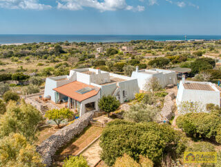 foto immobile Raffinata Villa Vista Mare con Dependance e Giardino Mediterraneo n. 3