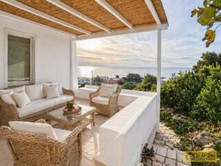 foto immobile Splendida Villa Vista Mare, con Piscina e volte tipiche, a Torre Vado n. 10