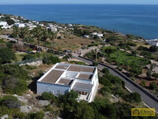 foto immobile Splendida Villa Vista Mare, con Piscina e volte tipiche, a Torre Vado n. 2