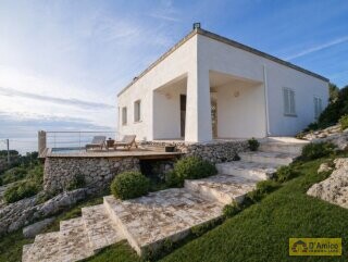 foto immobile Splendida Villa Vista Mare, con Piscina e volte tipiche, a Torre Vado n. 4