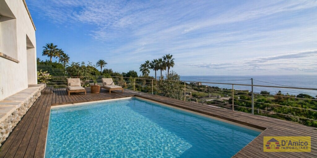 foto immobile Splendida Villa Vista Mare, con Piscina e volte tipiche, a Torre Vado n. 9