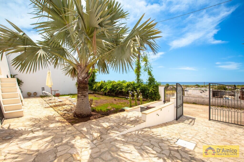 foto immobile Elegante Villa Indipendente Vista Mare, con dependance, a Torre Pali n. 9