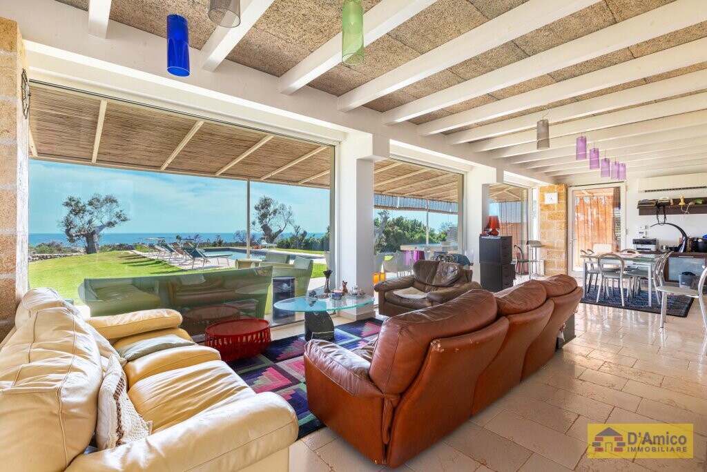 foto immobile Splendida Villa con incantevole Vista Mare e Piscina, a Santa Maria di Leuca n. 9